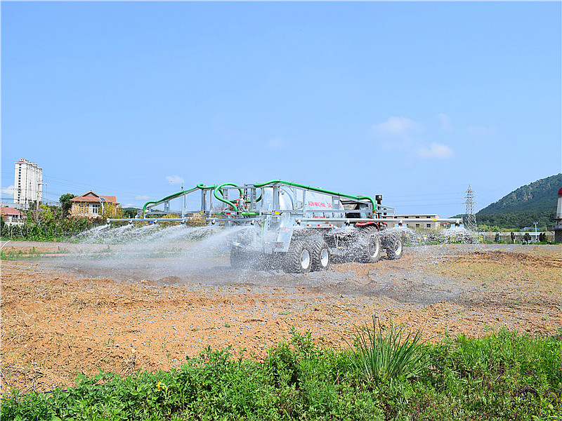 沼液施肥機(jī)噴灑作業(yè)